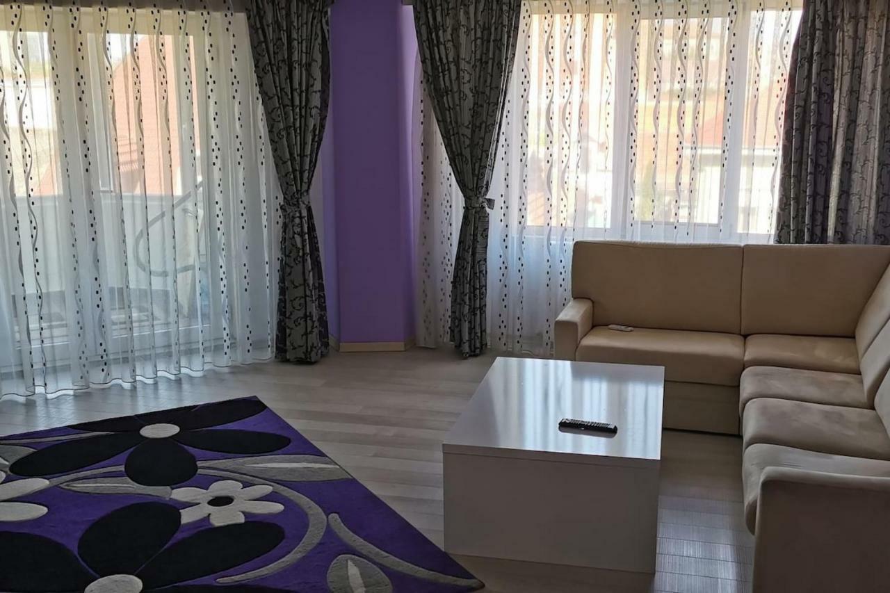 Luxury Apartment With Two Bedrooms And Large Living Room, 100 Square Meters, City Center Oradea Exterior photo